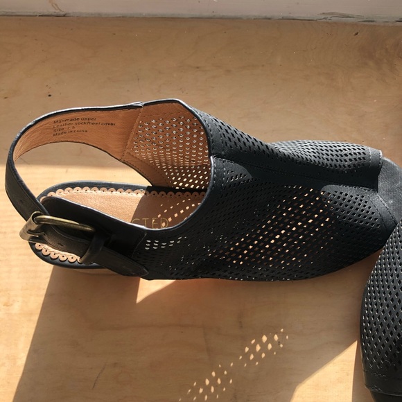 RESTRICTED … black sandals - Picture 7 of 16